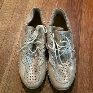 Diba True Pale Rose Gold Poker Hand sneaker